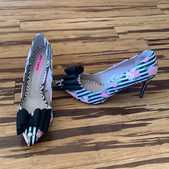 Betsey Johnson Floral Stripe Bow Bret Pumps - Picture 3 of 6